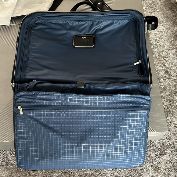 TUMI garment bag and suitcase with shoulder strap. Leather handles. Used once. - Picture 6 of 13